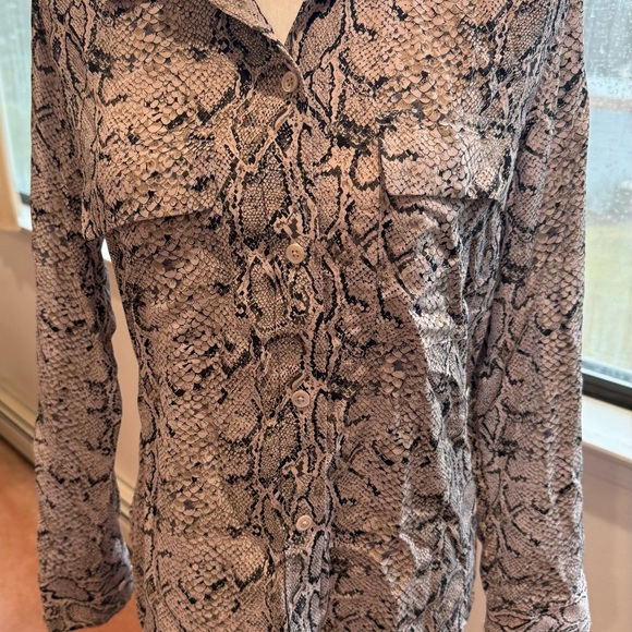 Snakeskin Print Button-Up Shirt - Equipment Femme - Picture 4 of 6
